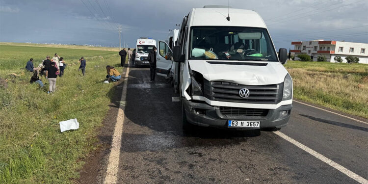 Öğretmenleri taşıyan 2 servis minibüsü çarpıştı; 28 yaralı