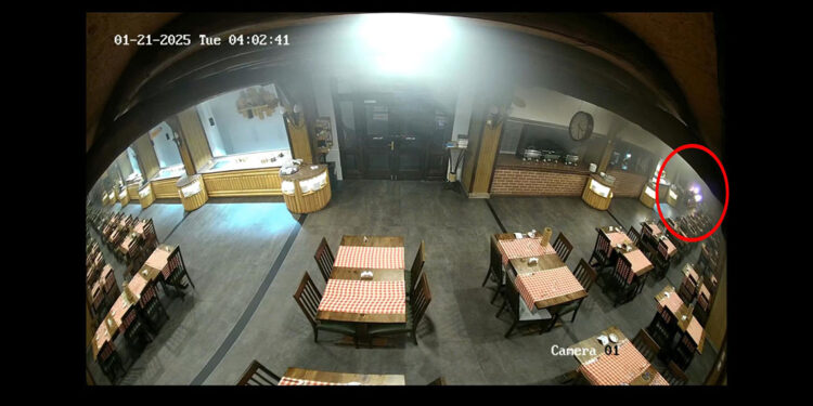 Otel faciasında yangının çıkış anı kamerada