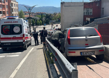 Otomobil kırmızı ışıkta bekleyen otomobile çarptı; 2'si çocuk, 5 yaralı
