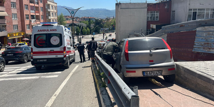 Otomobil kırmızı ışıkta bekleyen otomobile çarptı; 2'si çocuk, 5 yaralı