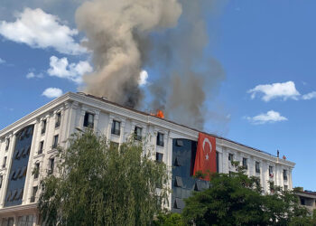 Öğrenci yurdunun çatısında çıkan yangın kontrol altına alındı