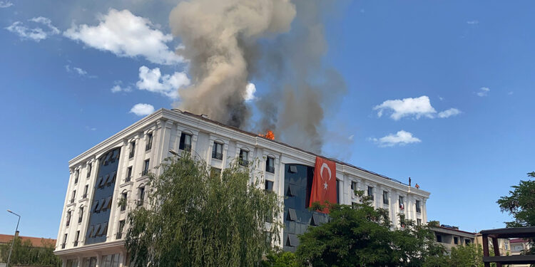 Öğrenci yurdunun çatısında çıkan yangın kontrol altına alındı