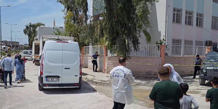 Okulun bahçesinde silahlı saldırıya uğrayan öğretmen öldü