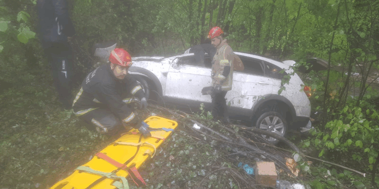Ormana uçan cipin sürücüsü öldü, 2'si çocuk 3 kişi yaralandı