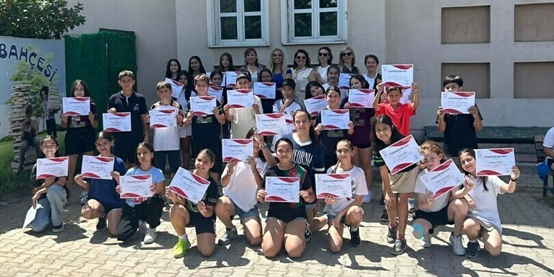 Ortaokul öğrencilerinden depremzede kardeşlerine kitap bağışı