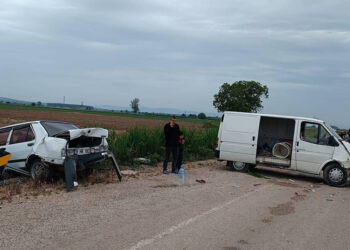 Otomobile çarpan minibüsteki 8 kişi yaralandı