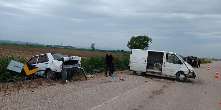 Otomobile çarpan minibüsteki 8 kişi yaralandı