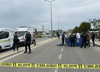 Otomobiliyle önünü kestiği eşini tabancayla öldürdü