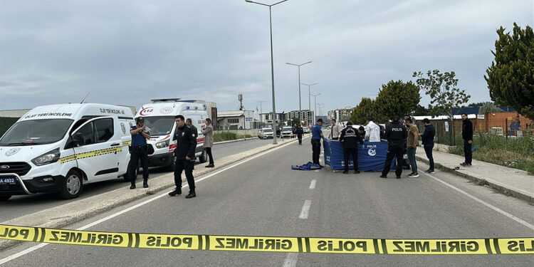 Otomobiliyle önünü kestiği eşini tabancayla öldürdü