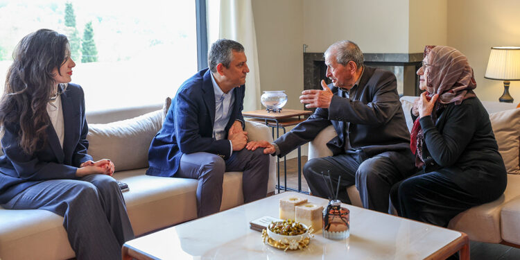 Özgür Özel'den tutuklu Kadriye Kasapoğlu'nun ailesine ziyaret