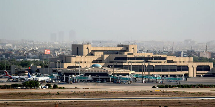 Lahor ve Sialkot havalimanlarındaki uçuşlar durduruldu