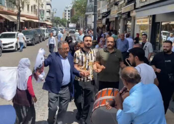 PKK'nın fesih kararı sonrası Diyarbakır'da vatandaşlar halay çekti