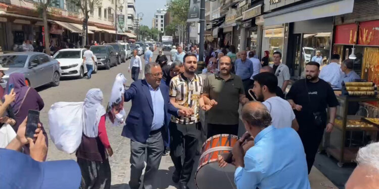 PKK'nın fesih kararı sonrası Diyarbakır'da vatandaşlar halay çekti