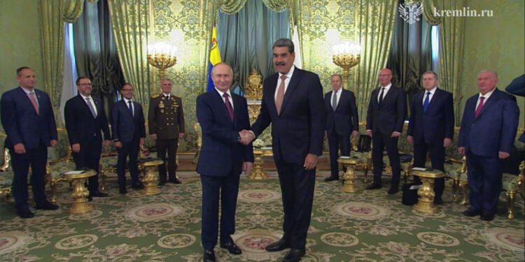 Putin Venezuela Devlet Başkanı Maduro ile Kremlin'de bir araya geldi