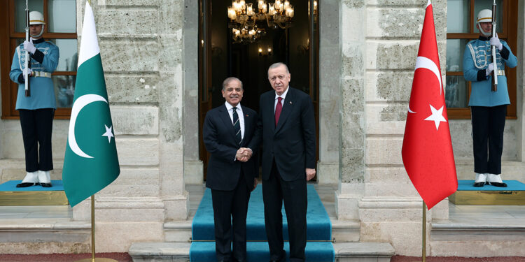 Pakistan Başbakanı Şerif'ten Pakistan-Türkiye dostluğu mesajı