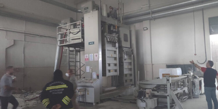 Pamuk fabrikasında yangın; 2 işçi dumandan etkilendi