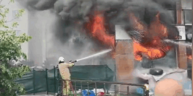 Pendik'te iş yerinde yangın