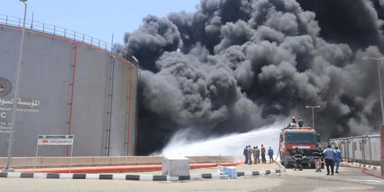 Port Sudan'da patlama: Limanda çıkan yangına müdahale ediliyor