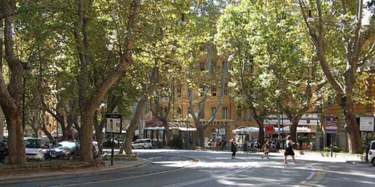 Roma'da Alman turist, tarihi eseri skuterle taşırken yakalandı