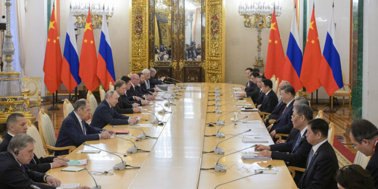 Rusya ve Çin liderleri Moskova'da bir araya geldi