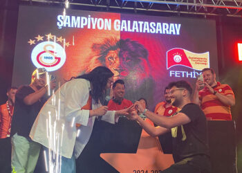 Şampiyonluk kutlamasında sürpriz evlilik teklifi