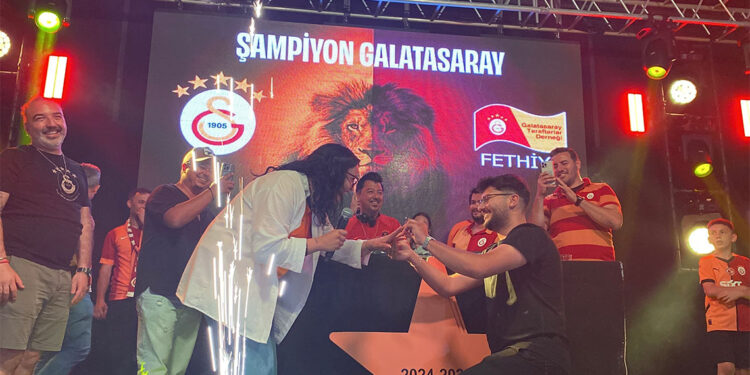 Şampiyonluk kutlamasında sürpriz evlilik teklifi