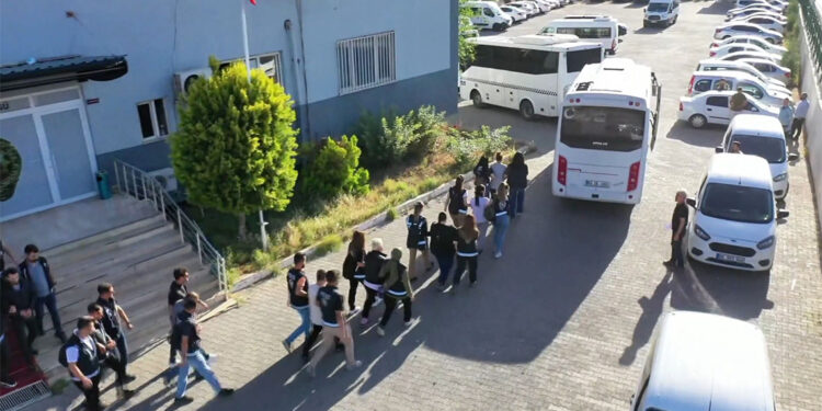 Şanlıurfa merkezli 25 ilde dolandırıcılık operasyonu; 41 tutuklama