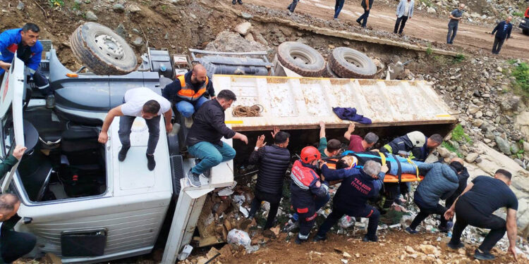 Trabzon'da şarampole devrilen kamyonun şoförü yaralandı