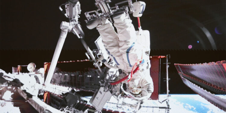 'Shenzhou-20' mürettebatı ilk uzay yürüyüşünü tamamladı