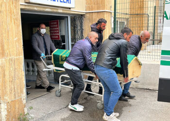 Sivas'ta 2 çocuk annesi keneden öldü
