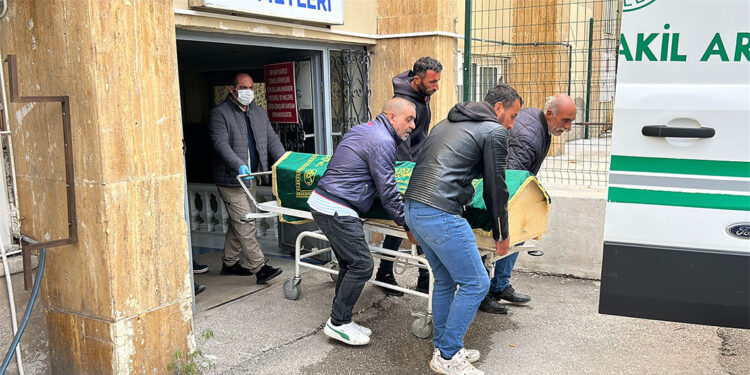 Sivas'ta 2 çocuk annesi keneden öldü