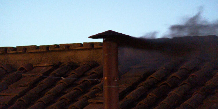 Papa ilk oylamada seçilemedi; Sistina Şapeli'nden siyah duman yükseldi