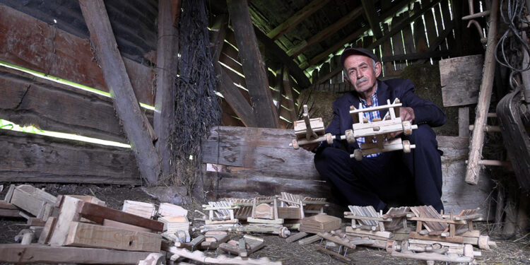 Samanlıkta tarım aletlerinin minyatürünü yapıyor