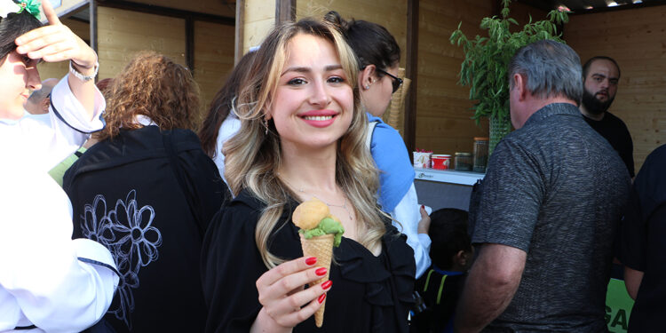 Samsun'da Ot Yemekleri Festivali'nde 'ısırganlı dondurma'ya yoğun ilgi