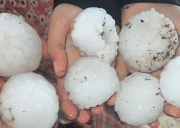 Şanlıurfa'da kar topu büyüklüğünde dolu yağdı