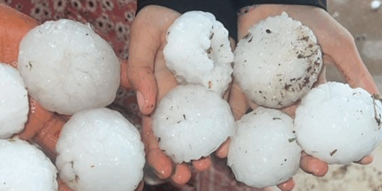 Şanlıurfa'da kar topu büyüklüğünde dolu yağdı