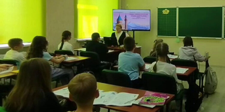 'Sarı Gelin' türküsünü Avrupalı çocuklara söylettiler