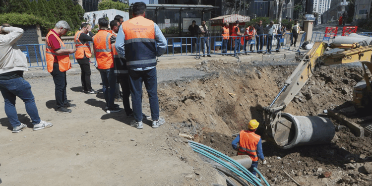 Sarıyer'de çöken yolda alt yapı çalışmaları sürüyor