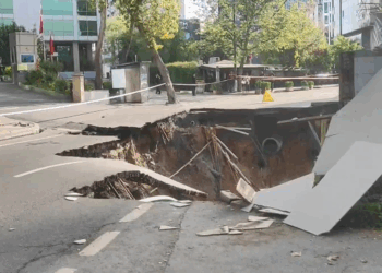 Sarıyer'de yol çöktü: Cadde trafiğe kapatıldı