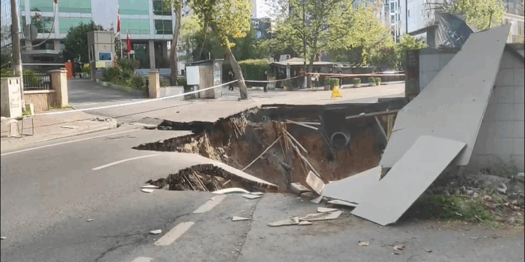 Sarıyer'de yol çöktü: Cadde trafiğe kapatıldı