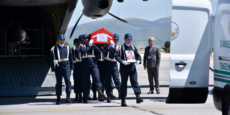 Şehit astsubay Emre Polat'ın cenazesi memleketi Sivas'a getirildi