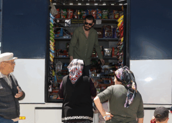 Seyyar markete çevirdiği midibisüyle günde 120 kilometre yol yapıyor
