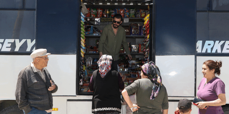 Seyyar markete çevirdiği midibisüyle günde 120 kilometre yol yapıyor