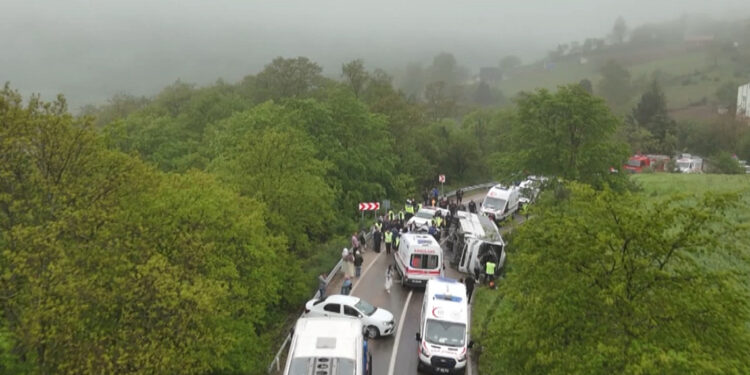 Sinop'ta üniversite öğrencilerini taşıyan otobüs devrildi; 18 yaralı