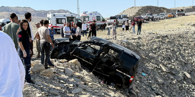Şırnak'ta hafif ticari araç şarampole devrildi: 3 ölü, 3 yaralı