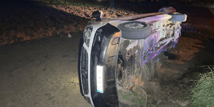 Şoför yolculara para üstü verirken minibüs şarampole yuvarlandı; 9 yaralı