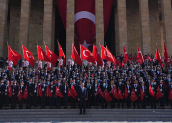 Spor Bakanı Bak, 81 ilden gelen gençler ile Anıtkabir'i ziyaret etti