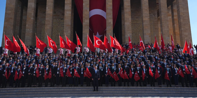 Spor Bakanı Bak, 81 ilden gelen gençler ile Anıtkabir'i ziyaret etti