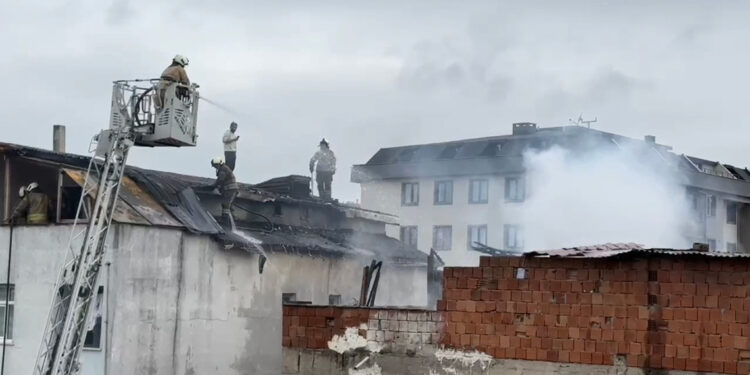 Sultanbeyli'de 3 katlı binadaki yangın bitişiğindeki apartmana sıçradı