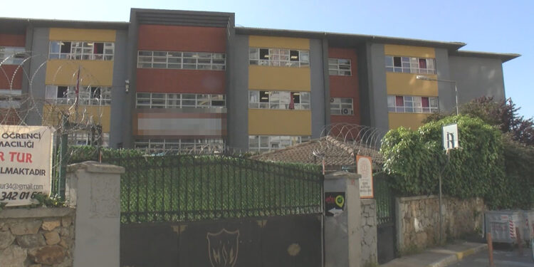 Sultanbeyli'de lise öğrencisi okul bahçesinde arkadaşını bıçakladı